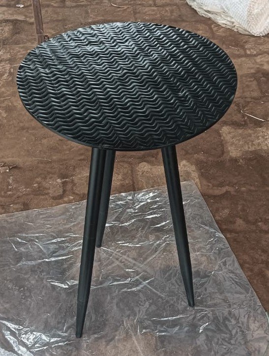 Round tables, small tables